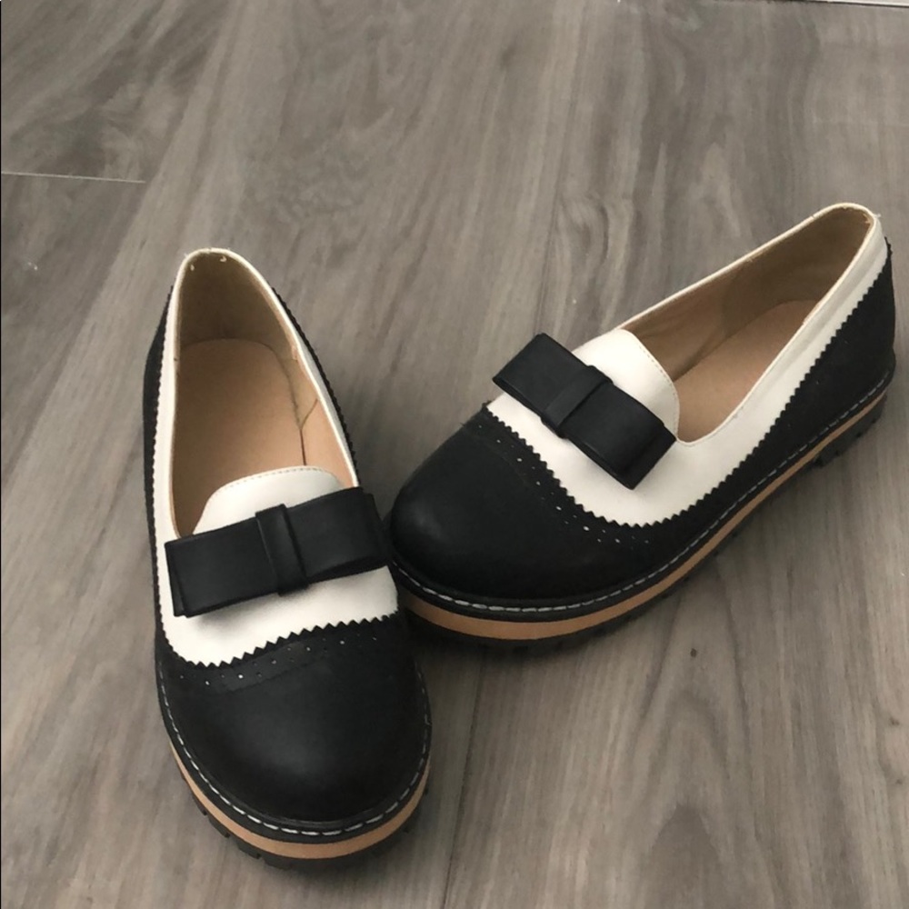 Woman’s sz 6 Saddle Shoe